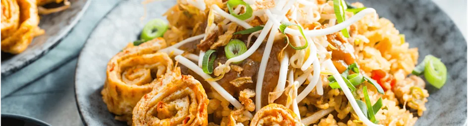 Nasi met pittige omeletreepjes en satésaus