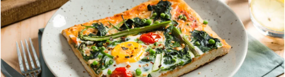 Plaatpizza met groene groenten en een eitje