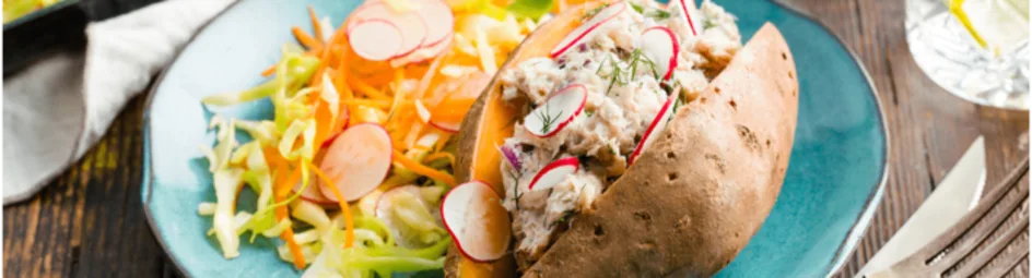 Gepofte zoete aardappel gevuld met gerookte makreelsalade