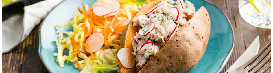 Gepofte zoete aardappel gevuld met gerookte makreelsalade