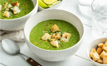 Spinazie-broccoli soep met romige kokosmelk en knoflook croutons