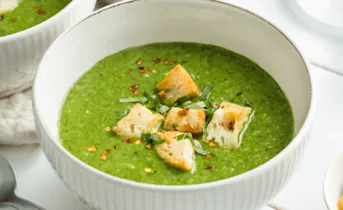 Spinazie-broccoli soep met romige kokosmelk en knoflook croutons