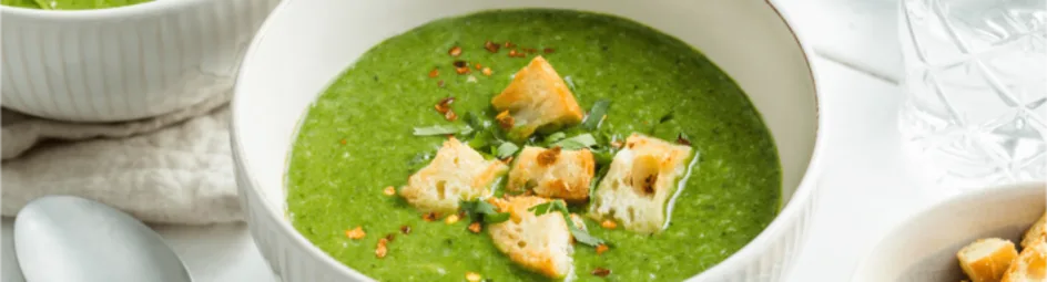 Spinazie-broccoli soep met romige kokosmelk en knoflook croutons