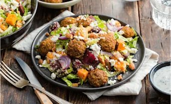 Couscous salade met geroosterde biet, zoete aardappel en falafel