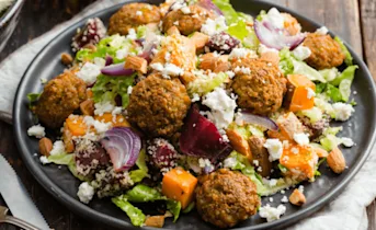 Couscous salade met geroosterde biet, zoete aardappel en falafel