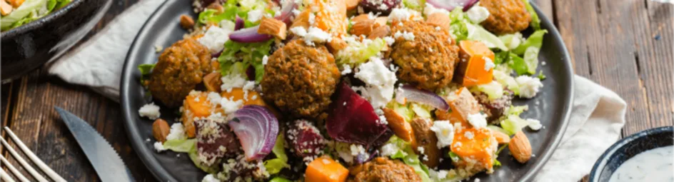 Couscous salade met geroosterde biet, zoete aardappel en falafel