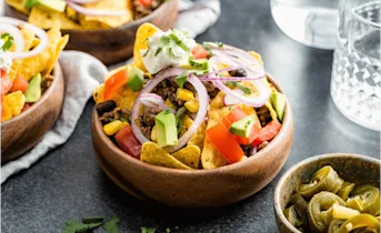 Nacho bowl met pittig gehakt en avocado