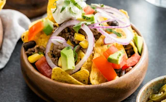 Nacho bowl met pittig gehakt en avocado