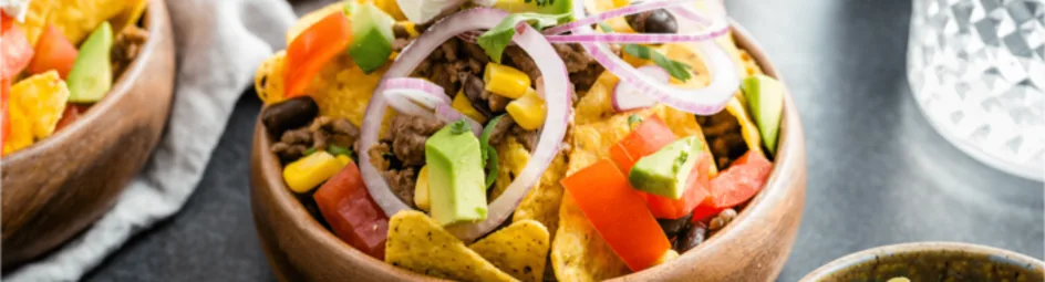 Nacho bowl met pittig gehakt en avocado