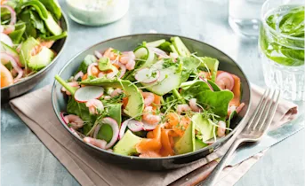 Gerookte zalm en garnalen salade met frisse dille-mayonaise
