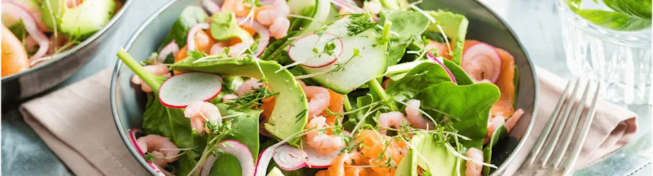 Gerookte zalm en garnalen salade met frisse dille-mayonaise