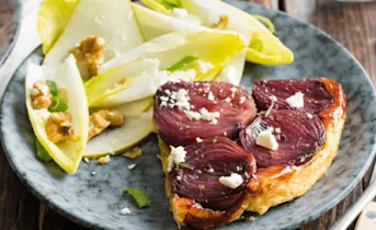 Rode uien tarte tatin met een frisse witlofsalade