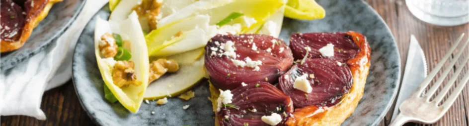 Rode uien tarte tatin met een frisse witlofsalade