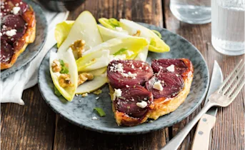 Rode uien tarte tatin met een frisse witlofsalade