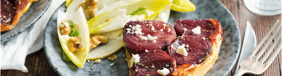 Rode uien tarte tatin met een frisse witlofsalade