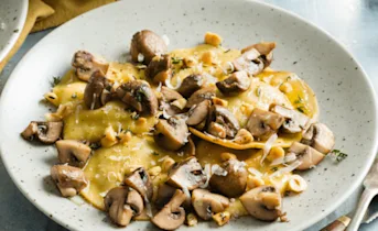 Gevulde pasta met cantharellen en een bruine boter-tijm saus