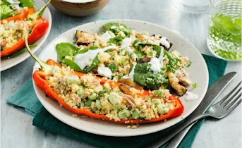 Gevulde puntpaprika met een frisse munt-knoflook dip