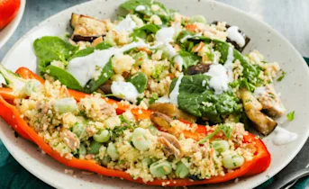 Gevulde puntpaprika met een frisse munt-knoflook dip