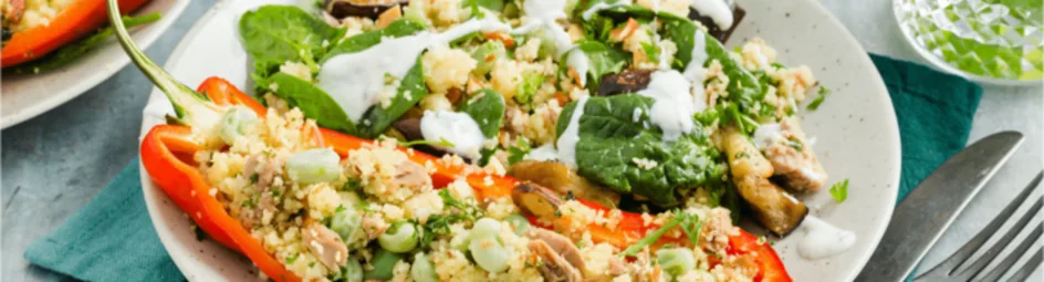 Gevulde puntpaprika met een frisse munt-knoflook dip