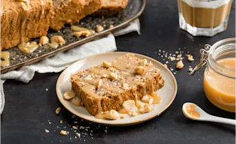 Bananenbrood met een vleugje pindakaas en karamelsaus