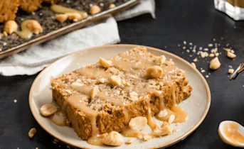Bananenbrood met een vleugje pindakaas en karamelsaus