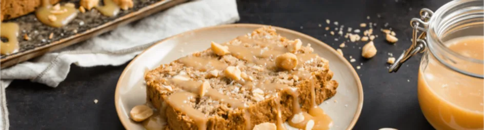 Bananenbrood met een vleugje pindakaas en karamelsaus