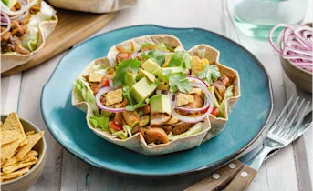 Burrito 2.0 met gekruide kip, avocado en tortilla chips kruimels