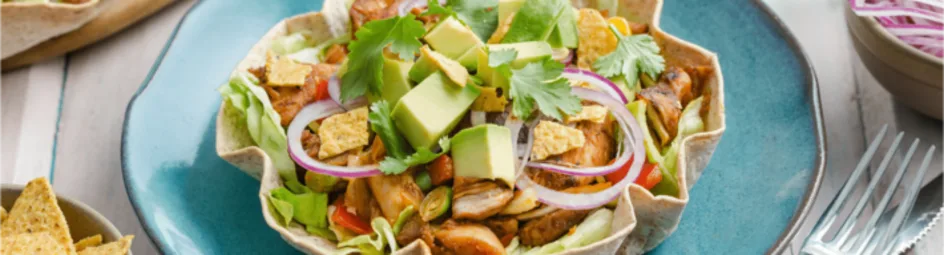 Burrito 2.0 met gekruide kip, avocado en tortilla chips kruimels