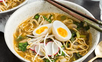 Noedelsoep met paksoi en een zachtgekookt eitje