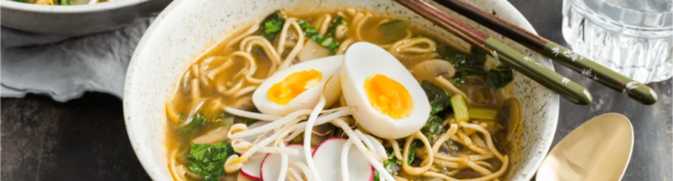 Noedelsoep met paksoi en een zachtgekookt eitje