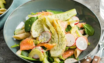 Frisse pasta-salade met gerookte zalm