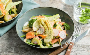 Frisse pasta-salade met gerookte zalm