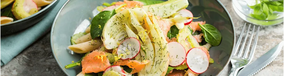 Frisse pasta-salade met gerookte zalm