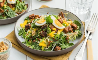 Broccoli-rijst salade met tempeh en pinda-dressing