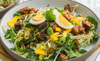 Broccoli-rijst salade met tempeh en pinda-dressing