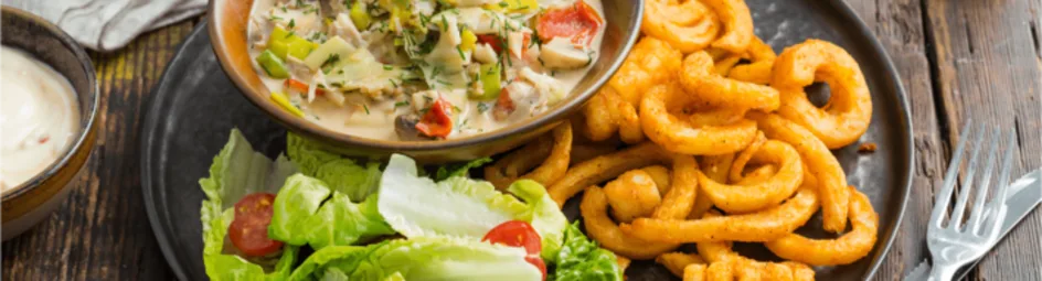 Romig vispotje met kabeljauw, frisse salade en twister frietjes