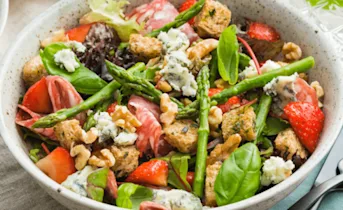 Salade met gorgonzola, ham, gemarineerde aardbeien en knoflook croutons