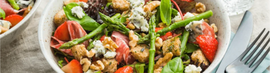 Salade met gorgonzola, ham, gemarineerde aardbeien en knoflook croutons