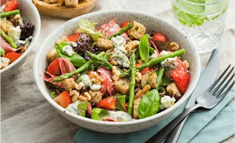 Salade met gorgonzola, ham, gemarineerde aardbeien en knoflook croutons