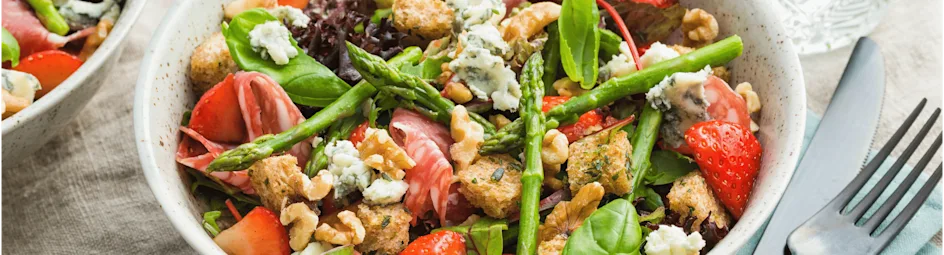 Salade met gorgonzola, ham, gemarineerde aardbeien en knoflook croutons