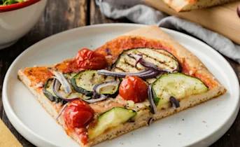 Plaatpizza met gegrilde groenten en een frisse salade