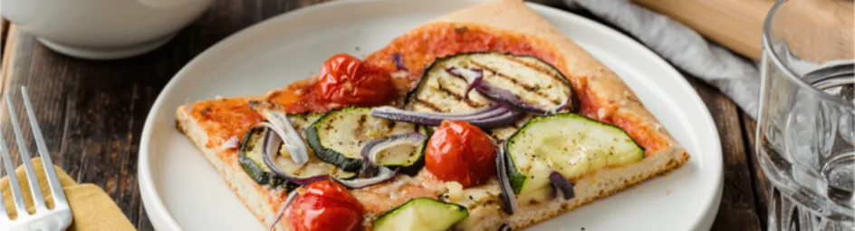 Plaatpizza met gegrilde groenten en een frisse salade