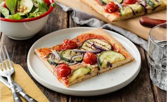 Plaatpizza met gegrilde groenten en een frisse salade