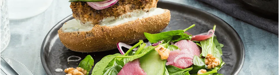 Blauwe kaasburger met stoofpeertjes en een frisse spinazie salade.