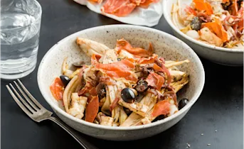 Lauwwarme witlofsalade met brie en krokante serranoham