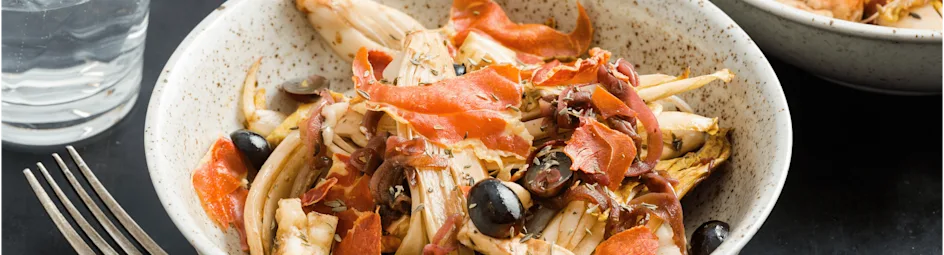 Lauwwarme witlofsalade met brie en krokante serranoham