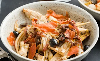 Lauwwarme witlofsalade met brie en krokante serranoham