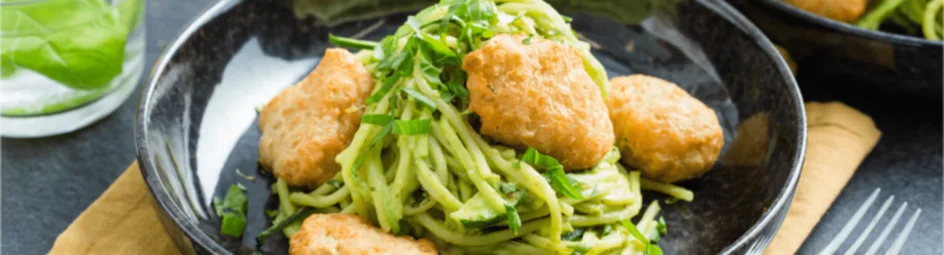 Romige courgette-citroenpasta met knapperige kibbeling