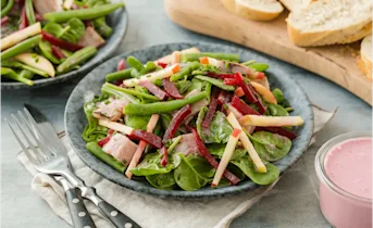 Frisse bietensalade met spinazie en haring
