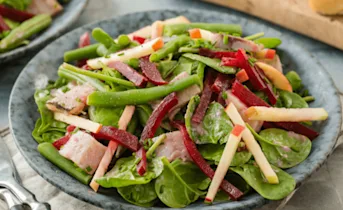 Frisse bietensalade met spinazie en haring